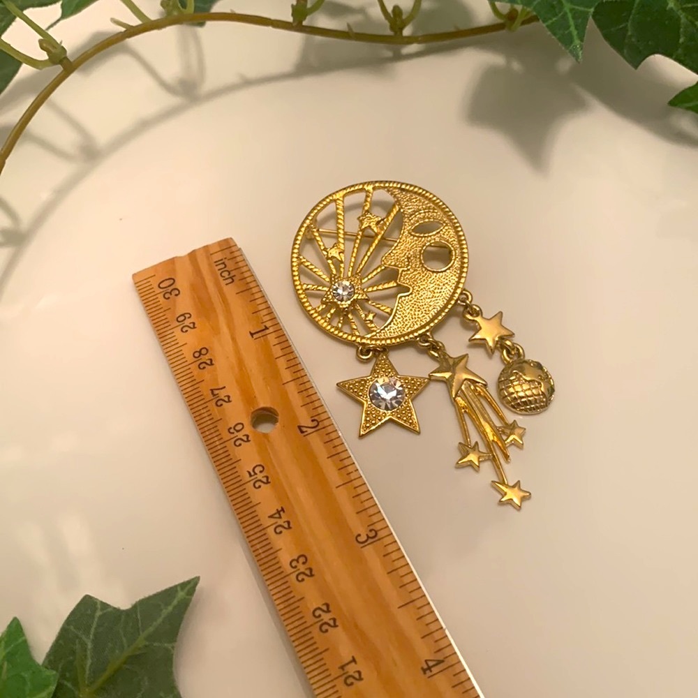 🌻 HOST PICK 🌻 ✨ Vintage Celestial Moon, Stars & Earth Pin ✨ - Picture 3 of 4